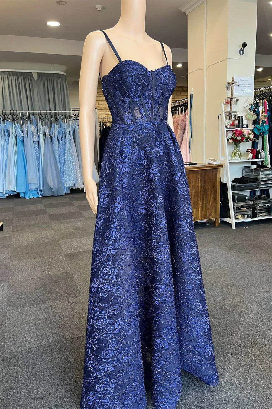 Vestido de fiesta con tirantes de encaje y corte A